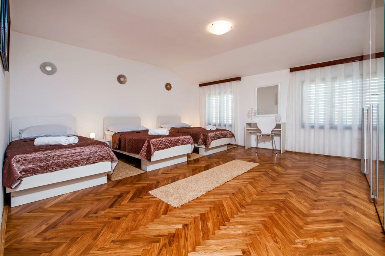 Apartment Valentina Ровин Екстериор снимка