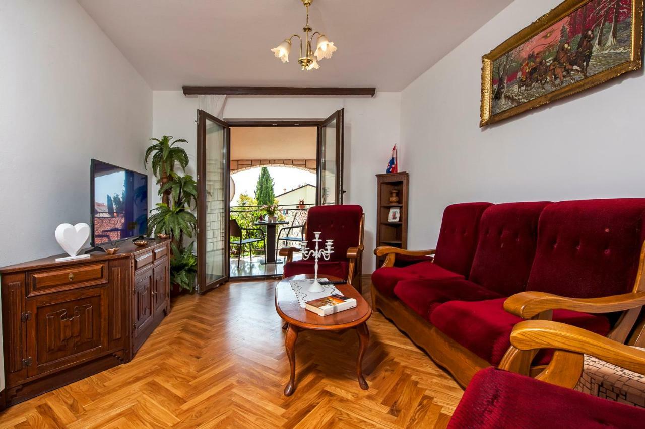 Apartment Valentina Ровин Екстериор снимка