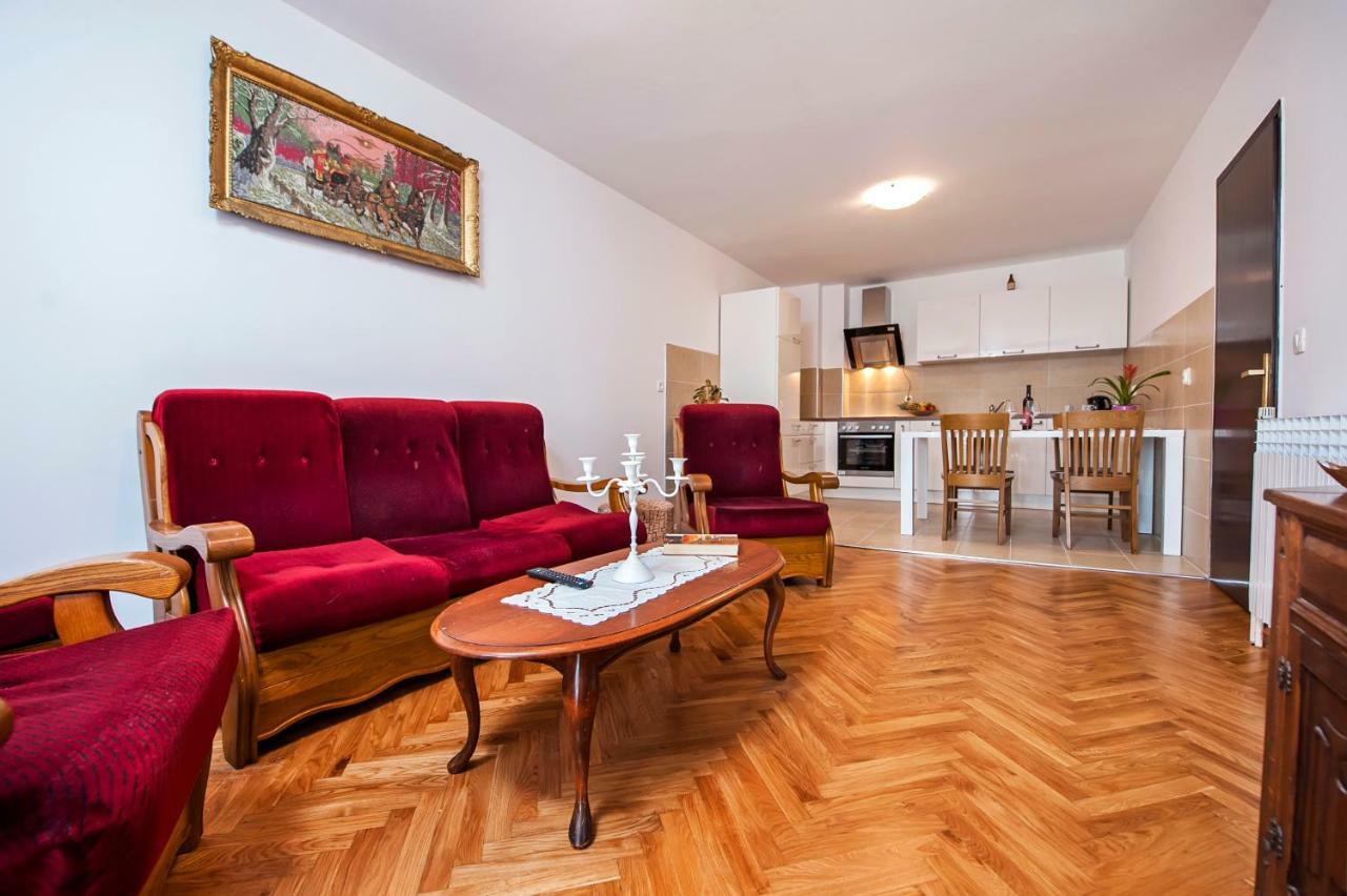 Apartment Valentina Ровин Екстериор снимка