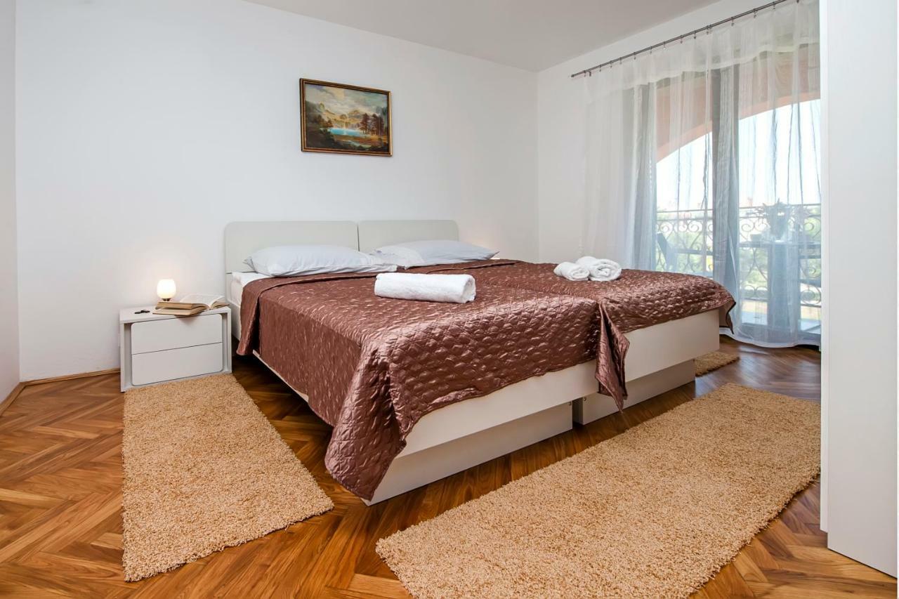 Apartment Valentina Ровин Екстериор снимка
