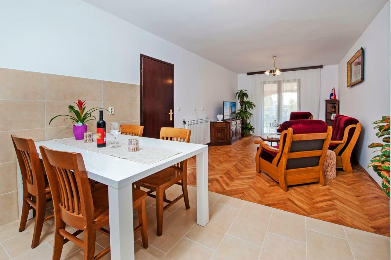 Apartment Valentina Ровин Екстериор снимка